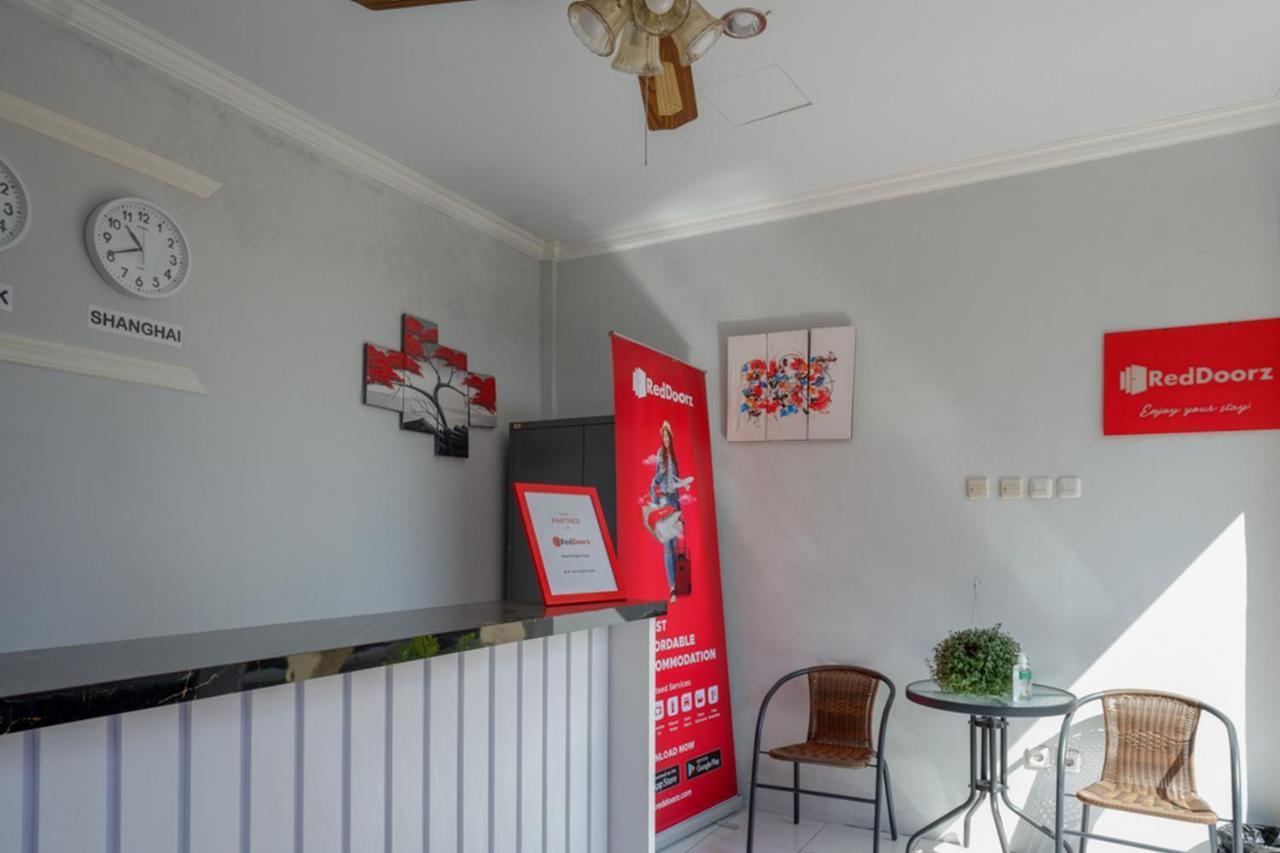 Reddoorz Near Padang Golf Adisucipto Hotel Potrojayan Eksteriør billede