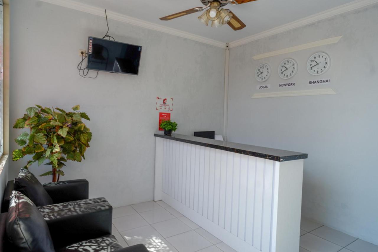 Reddoorz Near Padang Golf Adisucipto Hotel Potrojayan Eksteriør billede