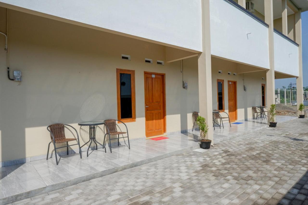 Reddoorz Near Padang Golf Adisucipto Hotel Potrojayan Eksteriør billede