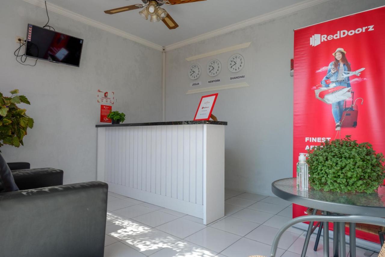 Reddoorz Near Padang Golf Adisucipto Hotel Potrojayan Eksteriør billede
