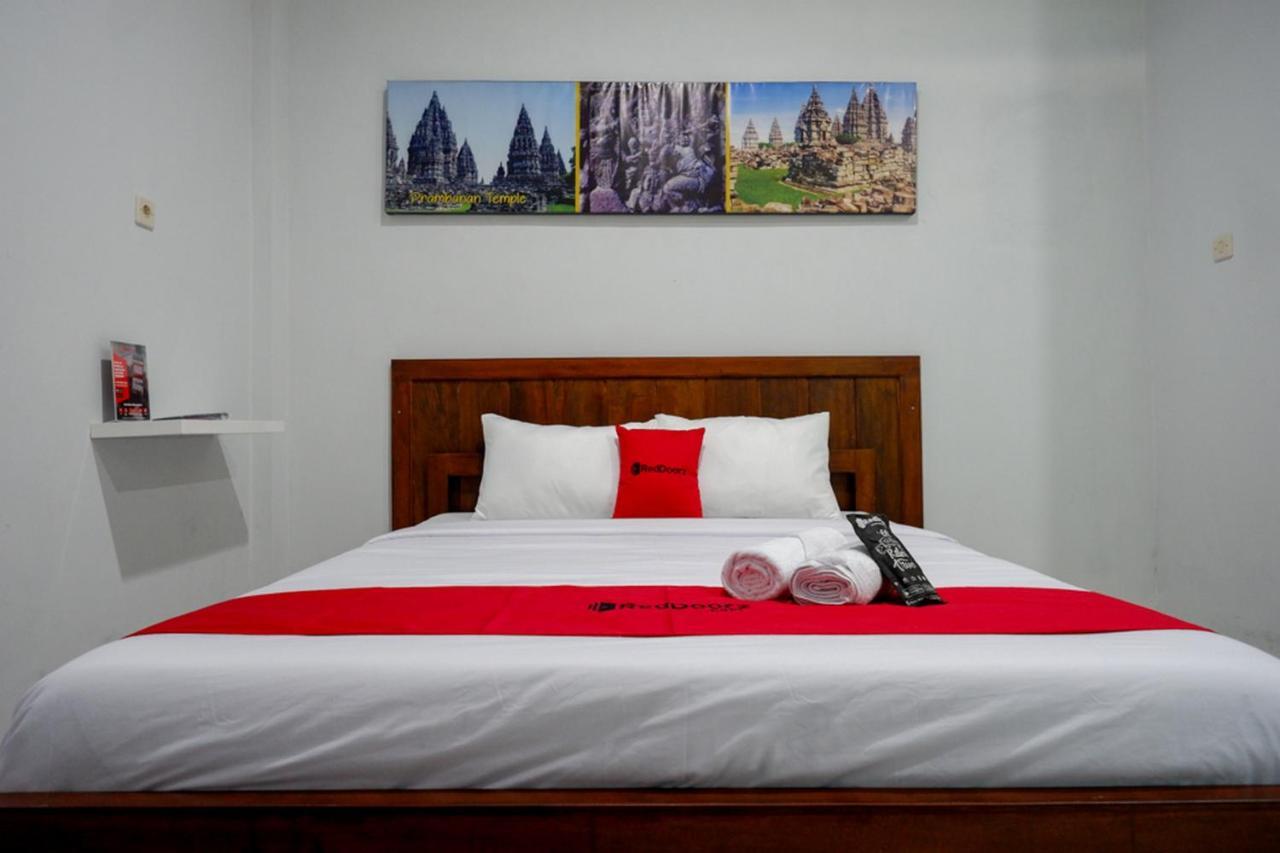 Reddoorz Near Padang Golf Adisucipto Hotel Potrojayan Eksteriør billede