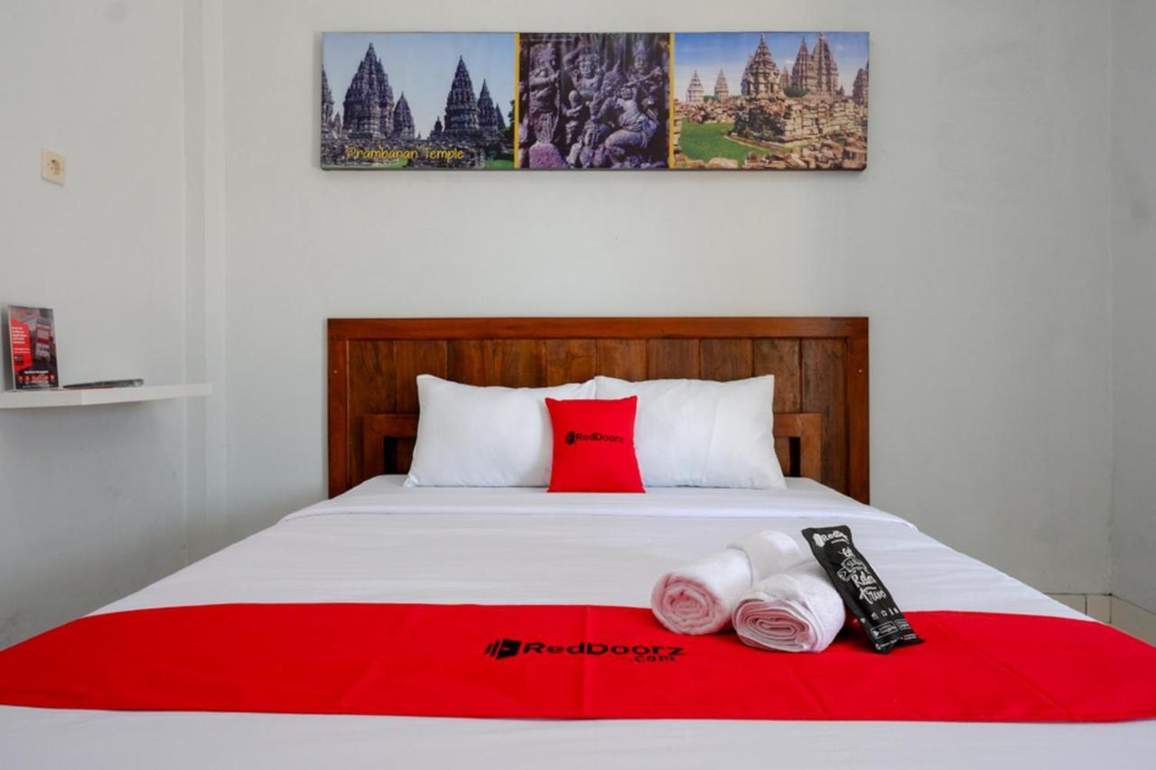 Reddoorz Near Padang Golf Adisucipto Hotel Potrojayan Eksteriør billede