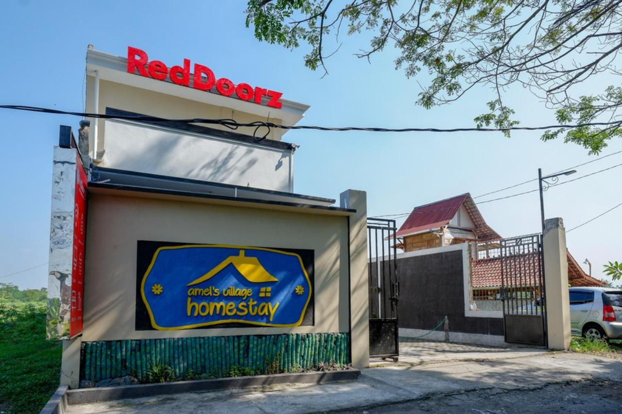 Reddoorz Near Padang Golf Adisucipto Hotel Potrojayan Eksteriør billede